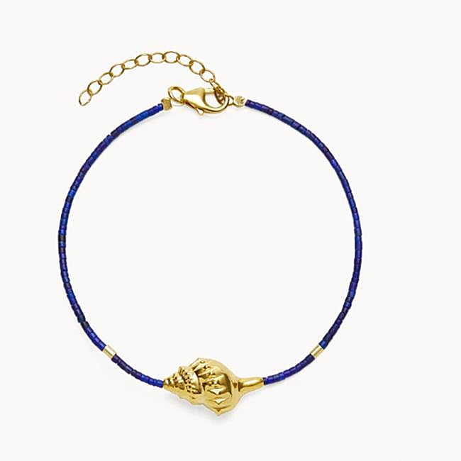 Pulsera ajustable con piedas y detalle de caracola de Creu.