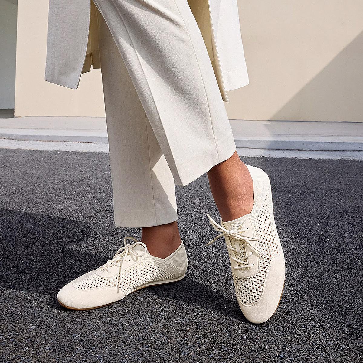 Zapatillas con detalle de rejilla.