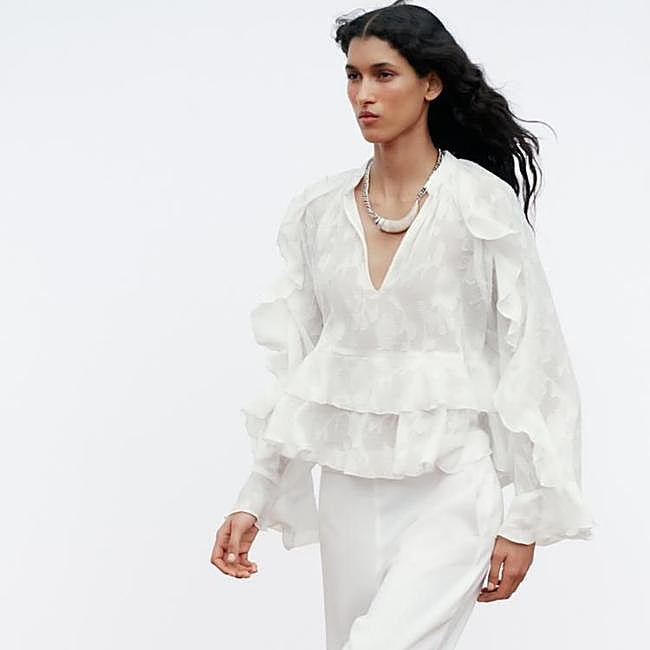 Blusa blanca con flores y volantes