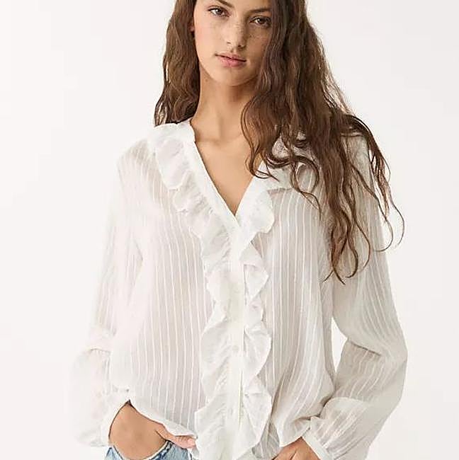 Blusa blanca de volantes con rayas