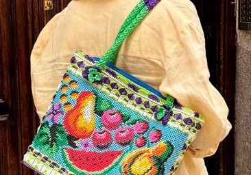 Bolsos de colores bonitos y frescos para lucir hasta que acabe el verano