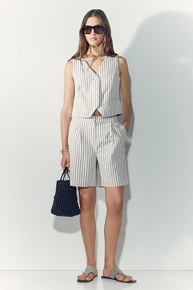 Chaleco de mujer de cuello pico con rayas (34,99€) y Bermuda de mujer de rayas (34,99€)