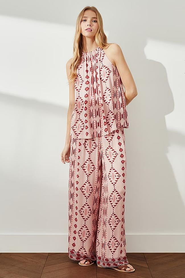 Blusa halter estampada (19,99€) y Pantalón recto de mujer pijamero (19,99€) de Southern Cotton