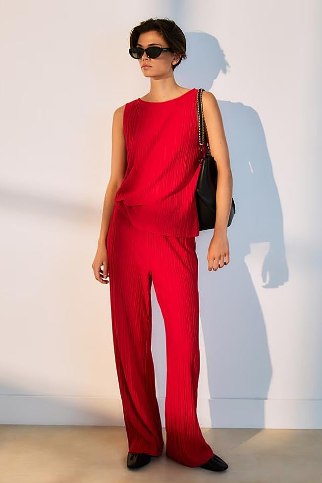 Camiseta de mujer manga corta plisado (19,99€) y Pantalón de mujer de punto y plisado (19,99€)