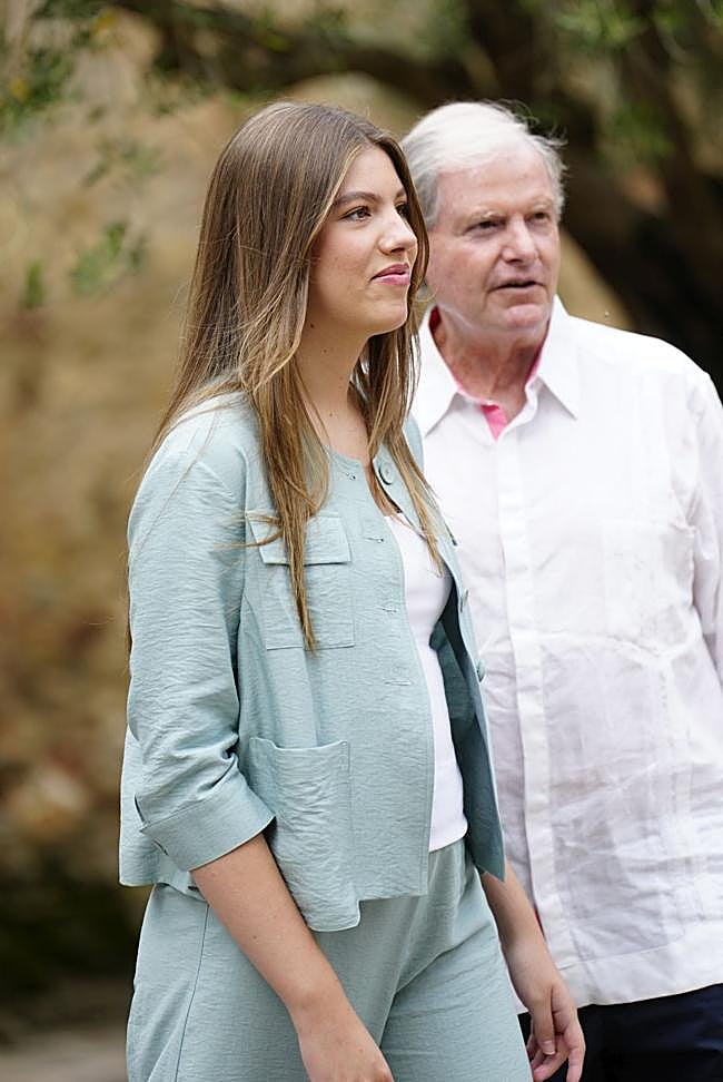 La infanta Sofía escogió un look con pantalones anchos.
