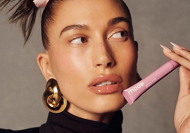 Hailey Bieber con el labial de Rhode.