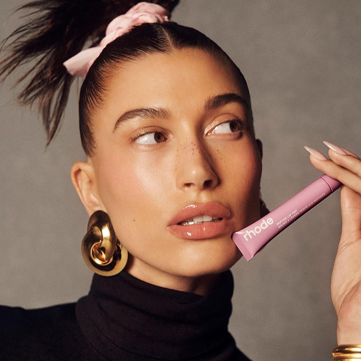 Hailey Bieber con el labial de Rhode.