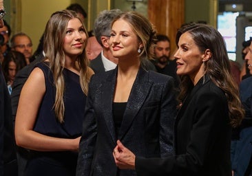 Leonor, Sofía y Letizia, más distentidas en los saludos posteriores a la entrega de los Premios de la Fundación Princesa de Girona, en el Teatro del Liceo de Barcelona.