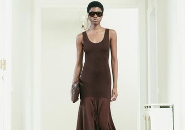 Modelo con vestido de Massimo Dutti