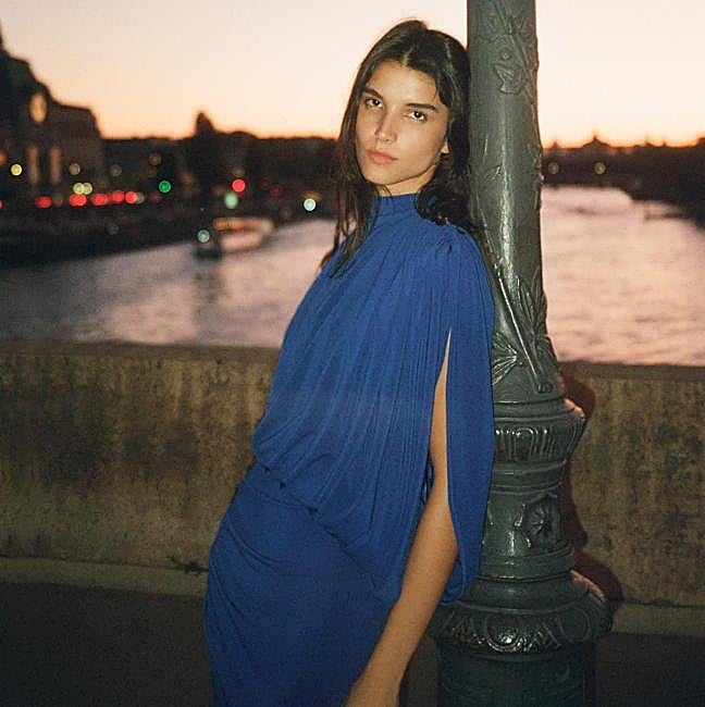 Vestido largo con capa azul eléctrico