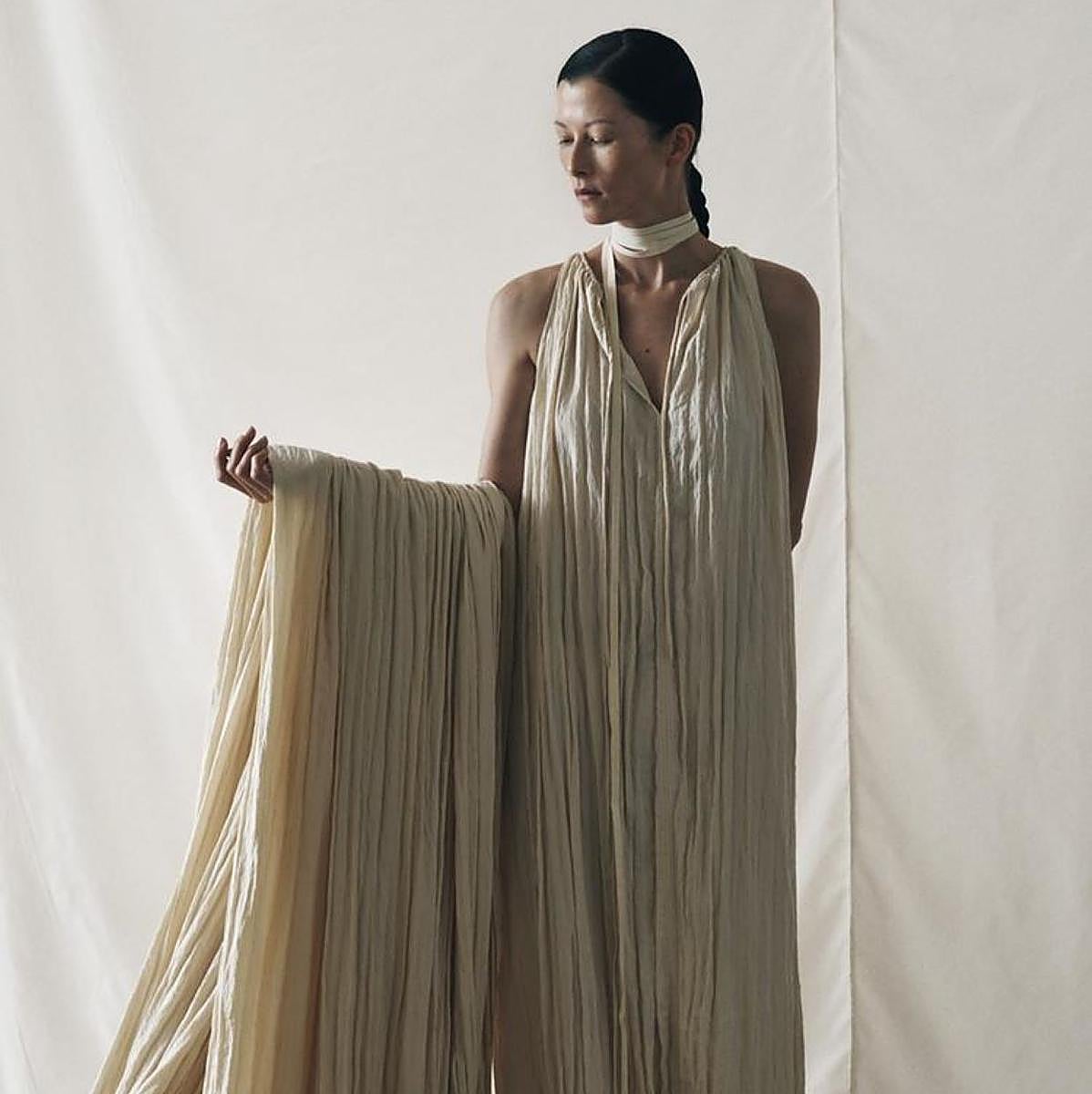 Modelo con vestido de Zara