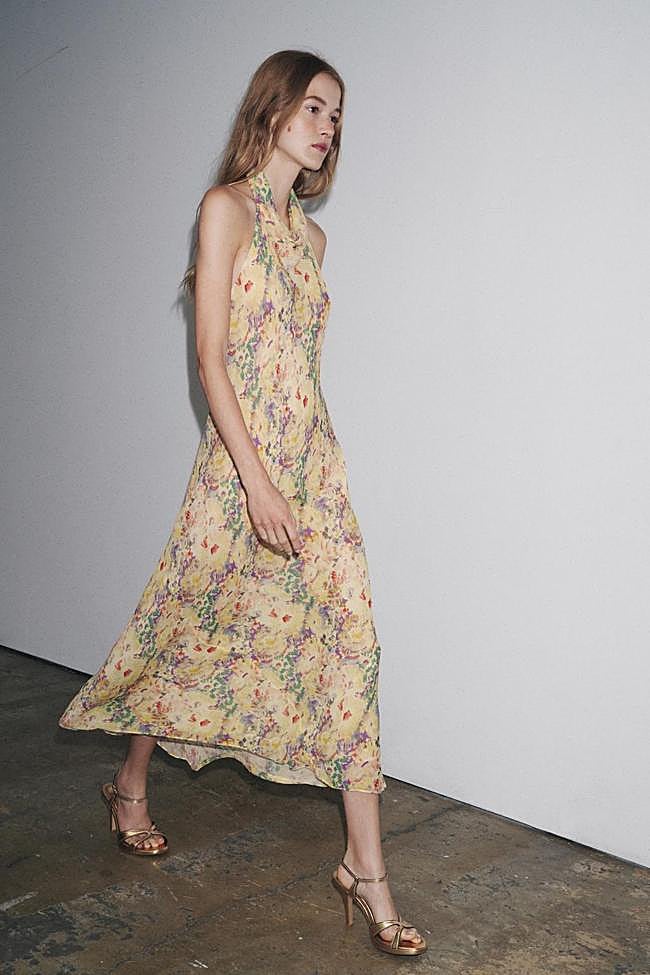 Vestido con estampado de flores de Zara (59,99 euros)