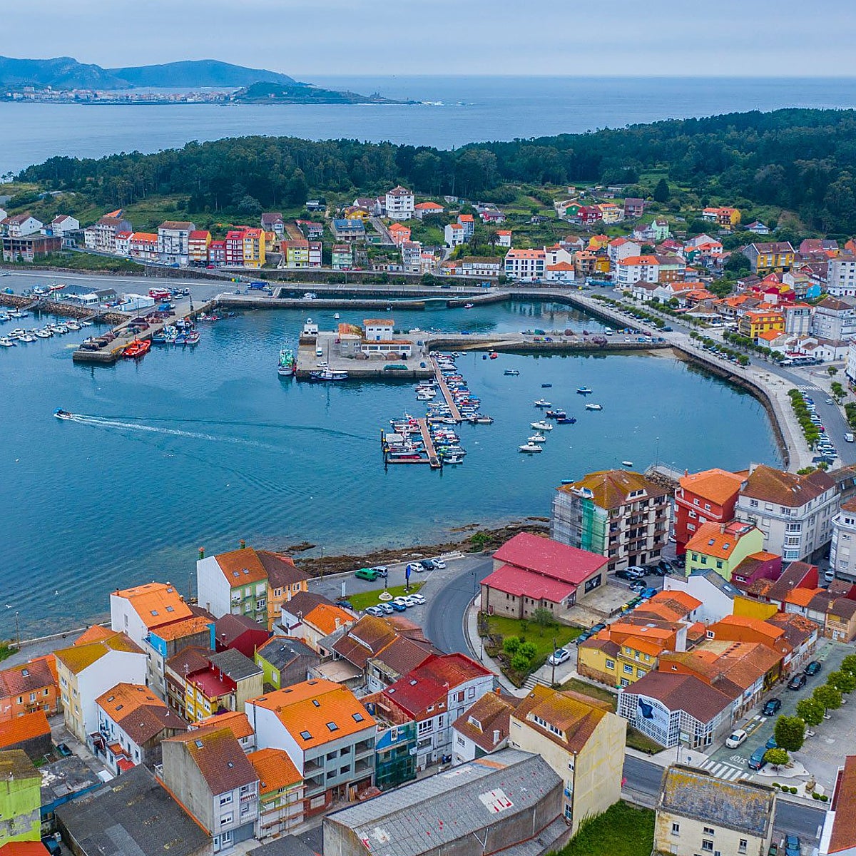 Camariñas está situado en una península junto a la ría que lleva su nombre. TURISMO COSTA DA MORTE
