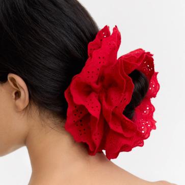 Imagen secundaria 1 - Bañador espalda descubierta y efecto reductor ligero Indonesia de Calzedonia (41,30€)/ Elástico Xouxou con bordado perforado de Parfois (9,99€)/ Maxivestido de punto de H&M (39,99€)