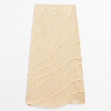 Imagen secundaria 1 - Camisa oxford cuadrada de rayas de Uniqlo (34,90€)/ Falda midi detalle patchwork de Massimo Dutti (89,95€)/ Vestido jacquard floral satinado de Mango (89,95€)