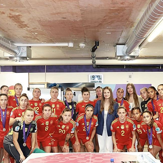 La foto de la polémica en el vestuario de la selección española de fútbol femenino, con la infanta Sofía en tercera fila.