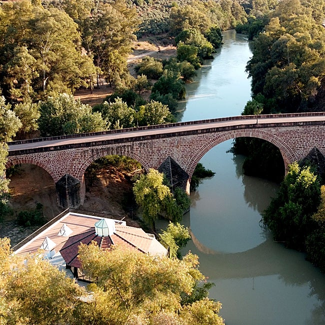 El balneario junto al puente de San Bartolomé sobre el Guadalquivir.