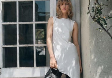 Las novedades de Mango de la semana: vestidos de flores y prendas de lujo silencioso que son pura elegancia