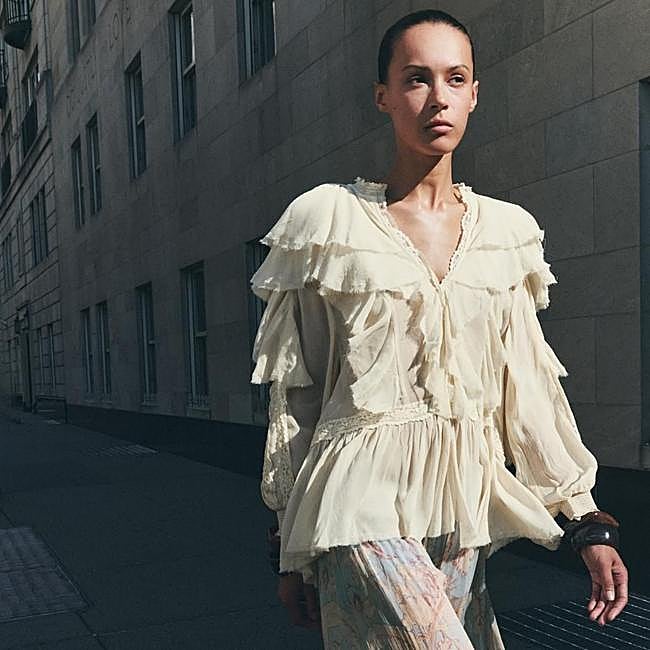 Blusa de volantes con encaje