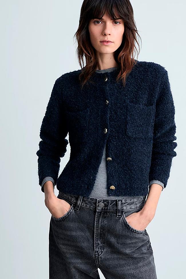 Chaqueta efecto bouclé con botones joya de Mango.