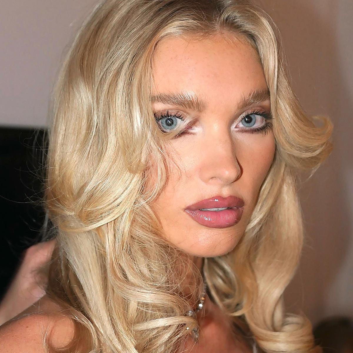 Elsa Hosk con los labios brillantes.