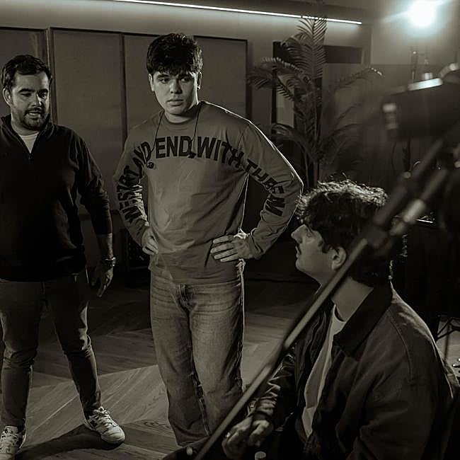 Íñigo Quintero con el también cantante Inazio en un estudio de grabación.