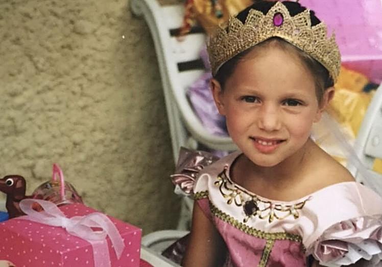 La entrañable foto de Olympia de Grecia con tiara, de un cumpleaños de su niñez.