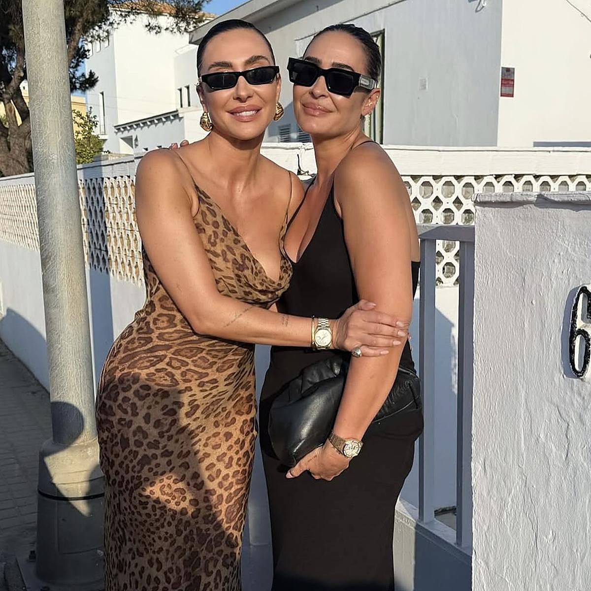 Las hermanas Rocío y Vicky Martín Berrocal, durante sus recientes vacaciones en Punta Umbría.