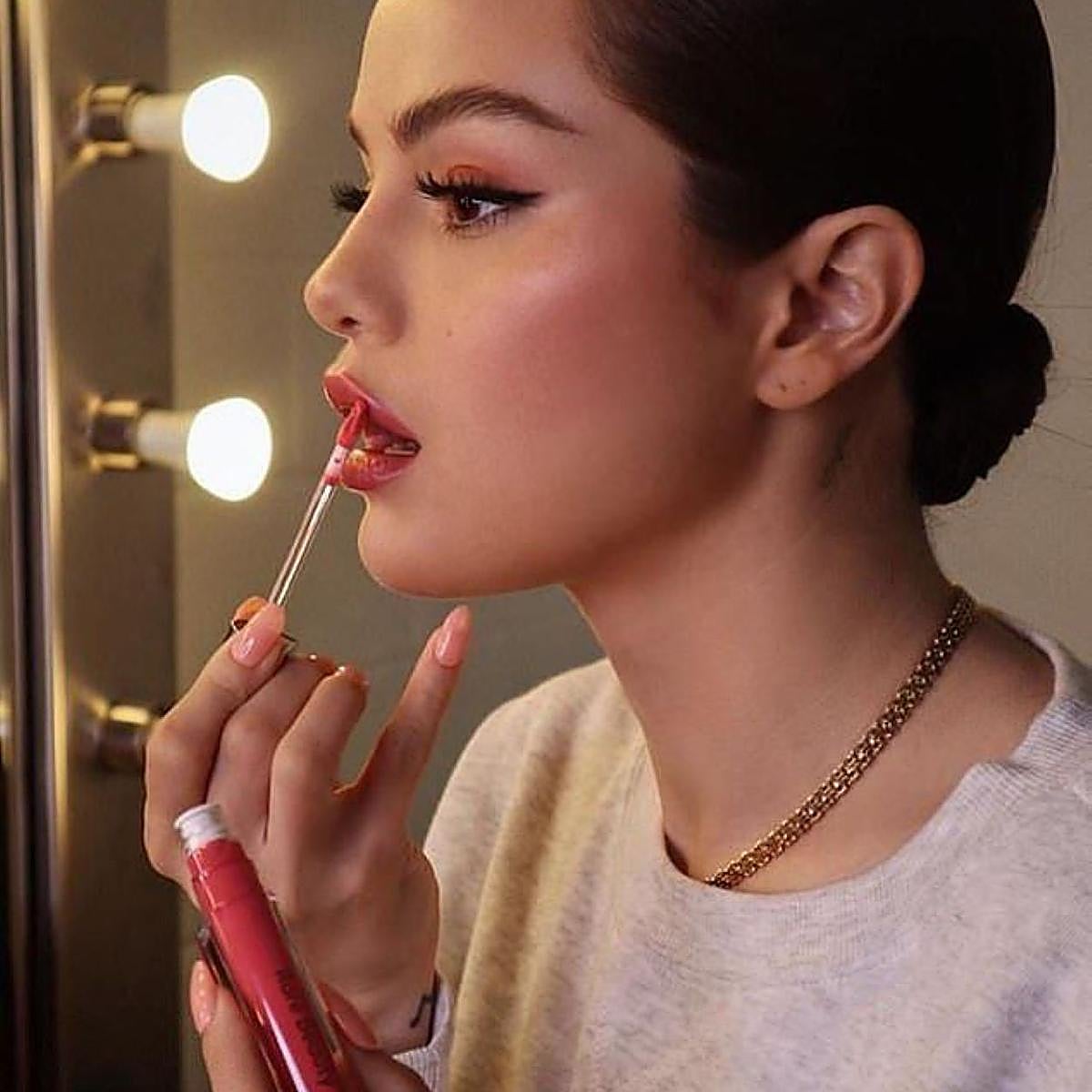 Selena Gomez usando gloss de labios