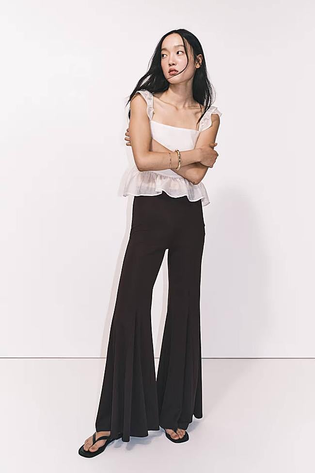 Pantalón acampanado (24,99€)