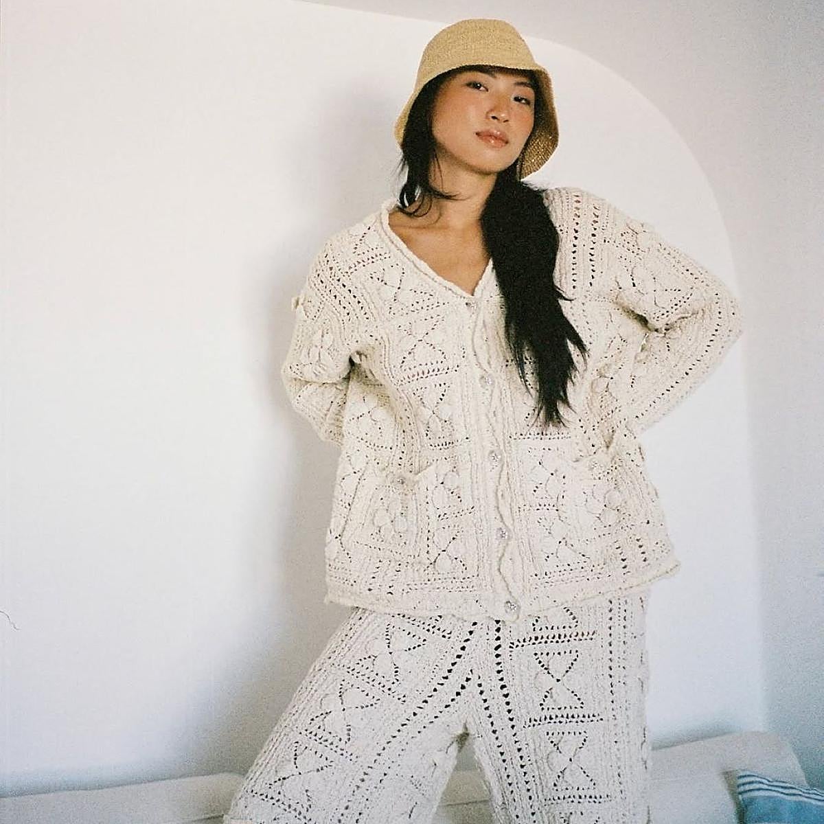 Infñluencer con prendas de crochet