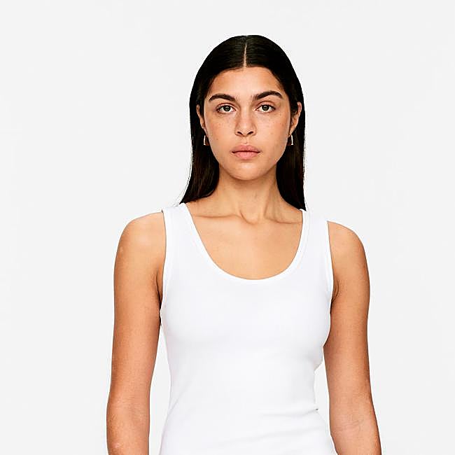 Camiseta básica en blanco de Arket.