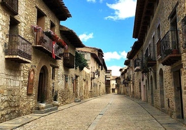 Esta es una de las joyas del Maestrazgo de Teruel: casas palaciegas, el fabuloso portal de las Monjas y un escenario de cine también para verano