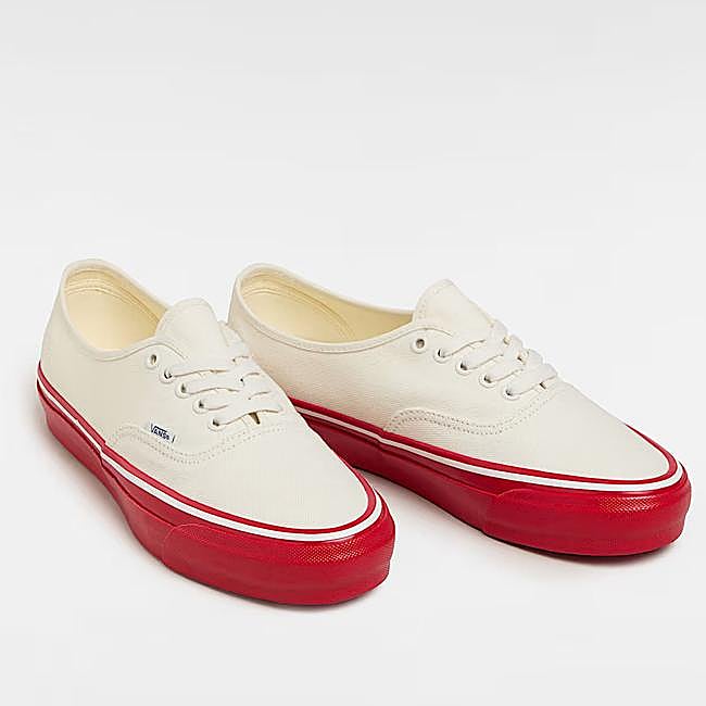 Zapatilla con suela a contraste en rojo de Vans.