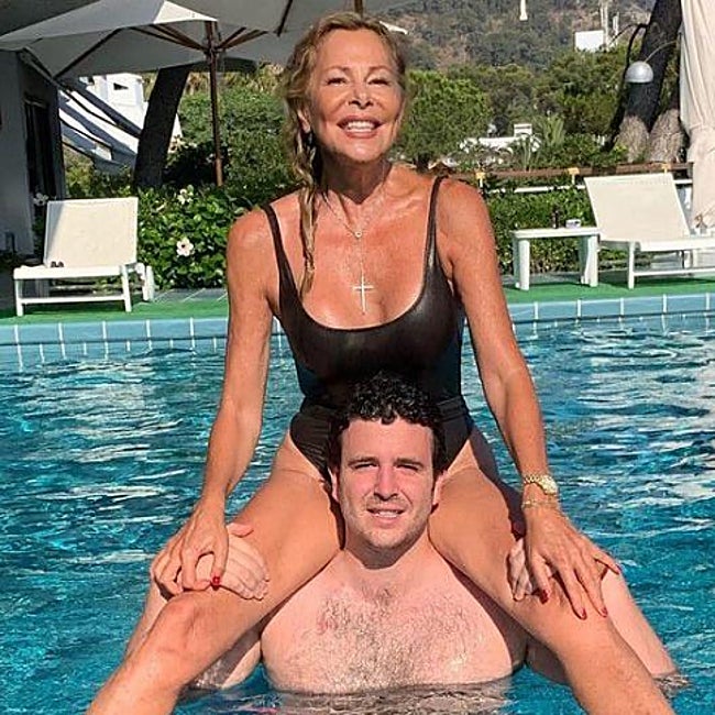 Ana Obregón junto a Aless Lequio en la piscina de El Manantial.