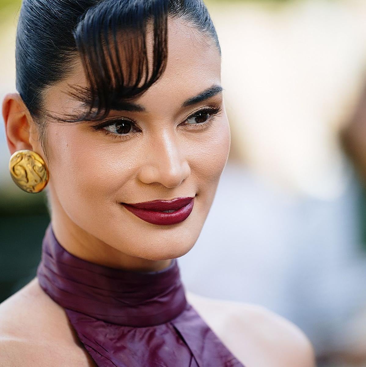 Influencer con mirada firme