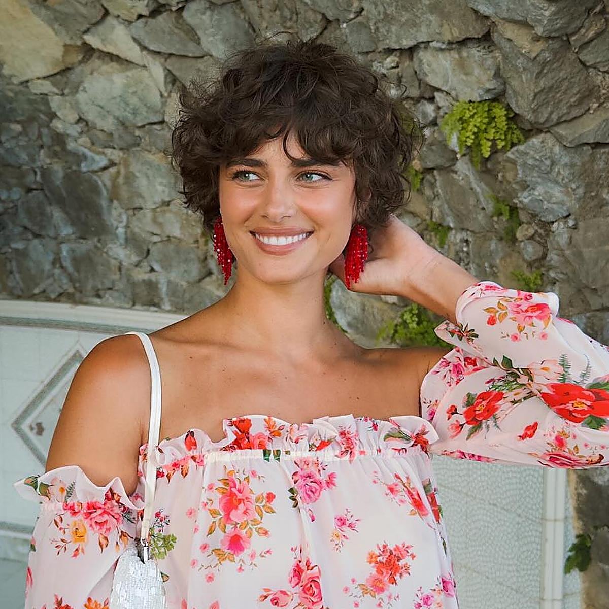 Taylor Hill con un corte de pelo curly.