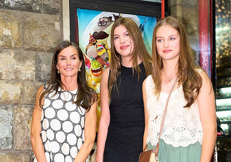 La reina Letizia, la princesa Leonor y la infanta Sofía, a la salida de la proyección del documental sobre la salud mental que vieron anoche.
