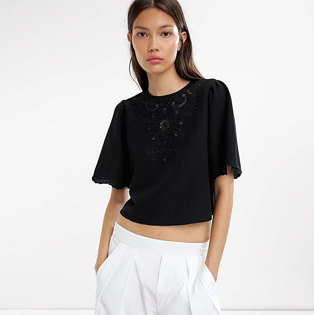 Blusa de manga corta con bordados