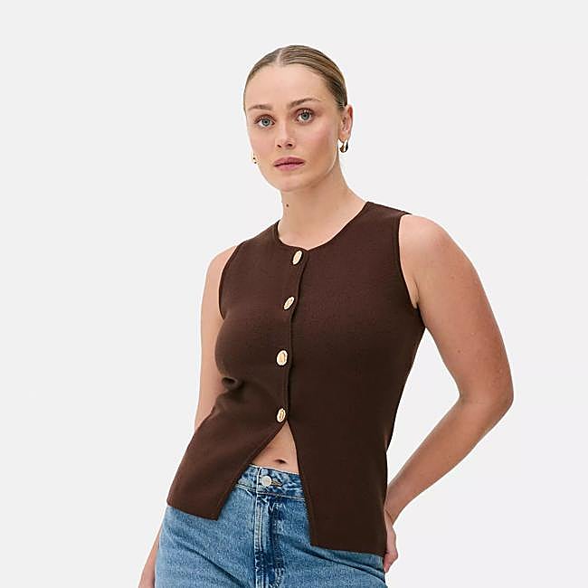 Chaleco con botones dorados