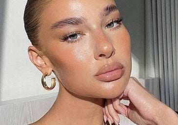 Influencer con efecto cejas laminadas