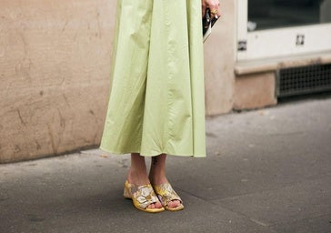 Un look con sandalias de tacón cómodo.