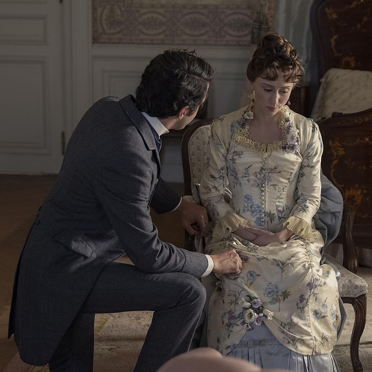 A la derecha, Taissa Farmiga en el papel de Gladys, un rol que se basa en la socialité Consuelo Vanderbilt.