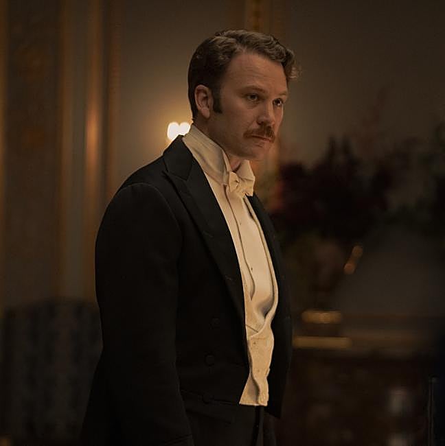 Ben Lamb en el papel del duque de Buckingham en uno de los episodios de la tercera temporada de La edad dorada.