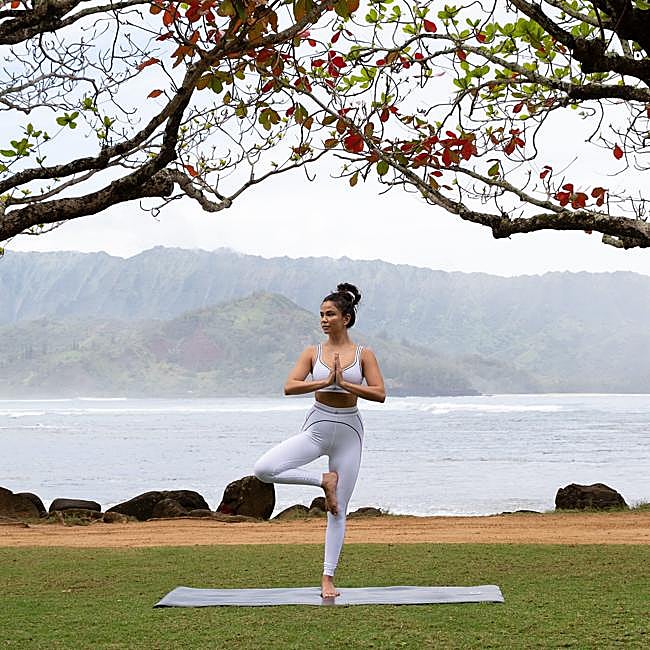Mujer haciendo ejercicio sobre esterilla.