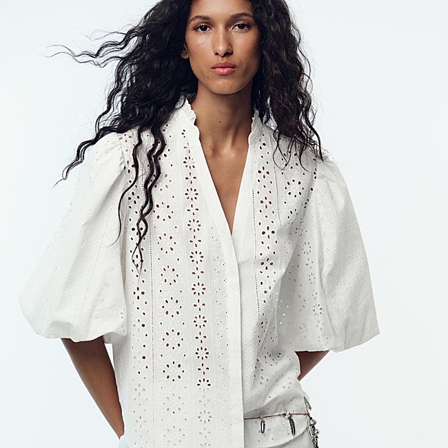 Blusa blanca de Zara (27,99 euros)