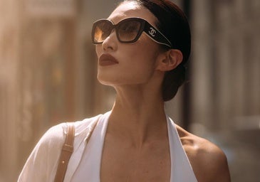 Influencer con piel firme y luminosa