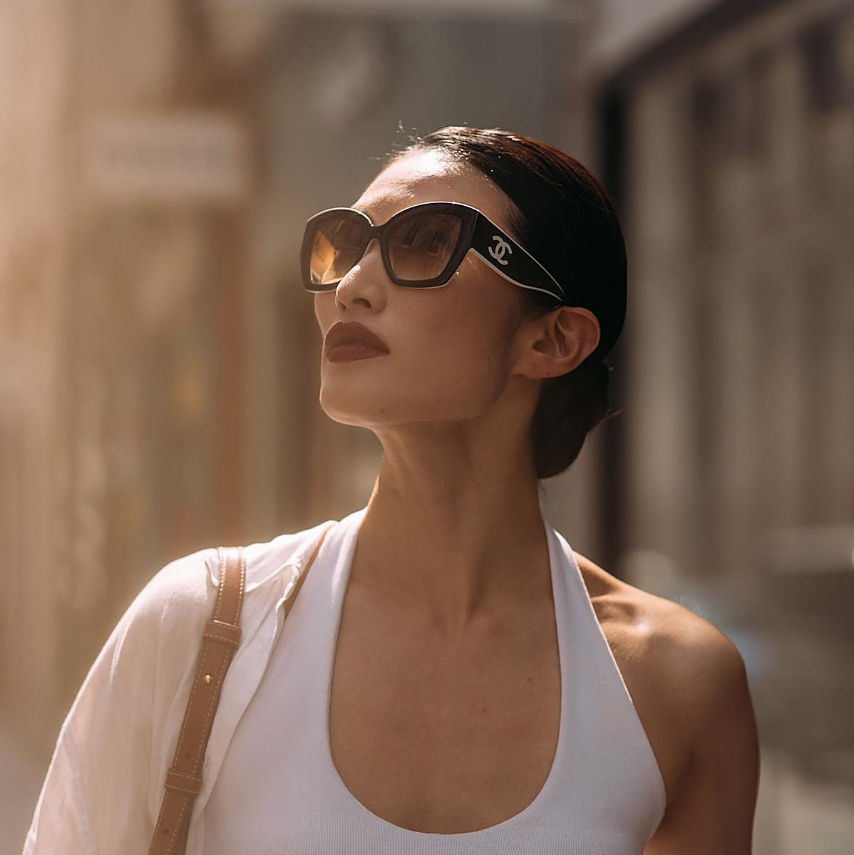 Influencer con piel firme y luminosa