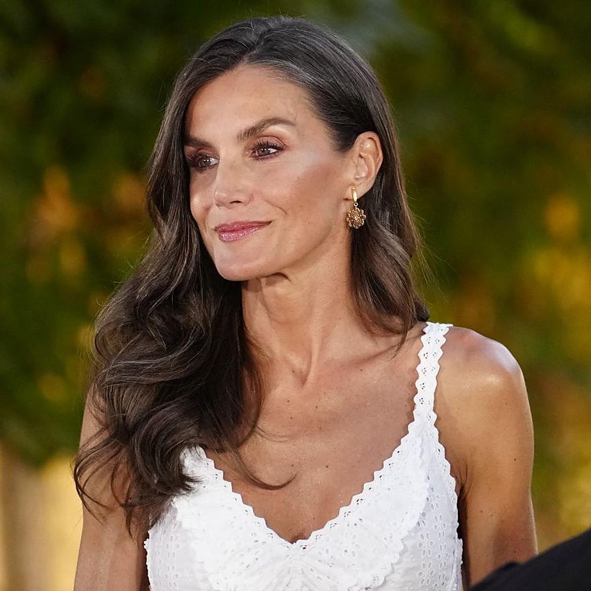 La reina Letizia con un vestido blanco.