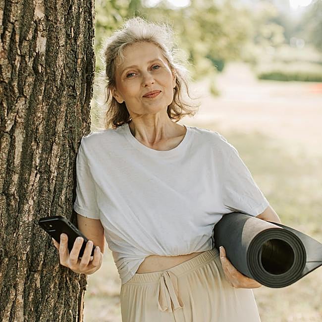Mujer haciendo ejercicio al aire libre.
